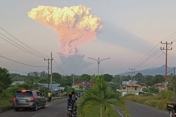 Pembaruan penerbangan terkait letusan gunung berapi di Bali: Puluhan penerbangan di Bali dibatalkan setelah gunung berapi besar meletus di Indonesia