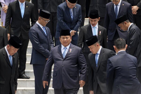 Presiden baru Subianto melantik Kabinet terbesar Indonesia sejak 1966, yang beranggotakan 109 orang