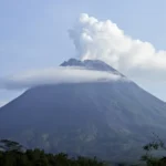 Ratusan orang dievakuasi saat Gunung Merapi di Indonesia memuntahkan awan panas
