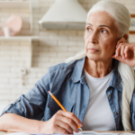 Saya berusia 70 tahun, dan hal yang saya sadari terlambat bukanlah bahwa saya seharusnya lebih sering bepergian atau bekerja lebih sedikit—melainkan bahwa saya menghabiskan empat puluh tahun menunggu izin untuk menginginkan sesuatu, padahal tak ada seorang pun yang akan memberikannya