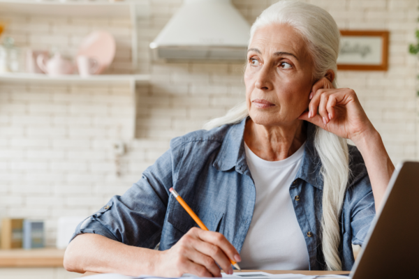 Saya berusia 70 tahun, dan hal yang saya sadari terlambat bukanlah bahwa saya seharusnya lebih sering bepergian atau bekerja lebih sedikit—melainkan bahwa saya menghabiskan empat puluh tahun menunggu izin untuk menginginkan sesuatu, padahal tak ada seorang pun yang akan memberikannya