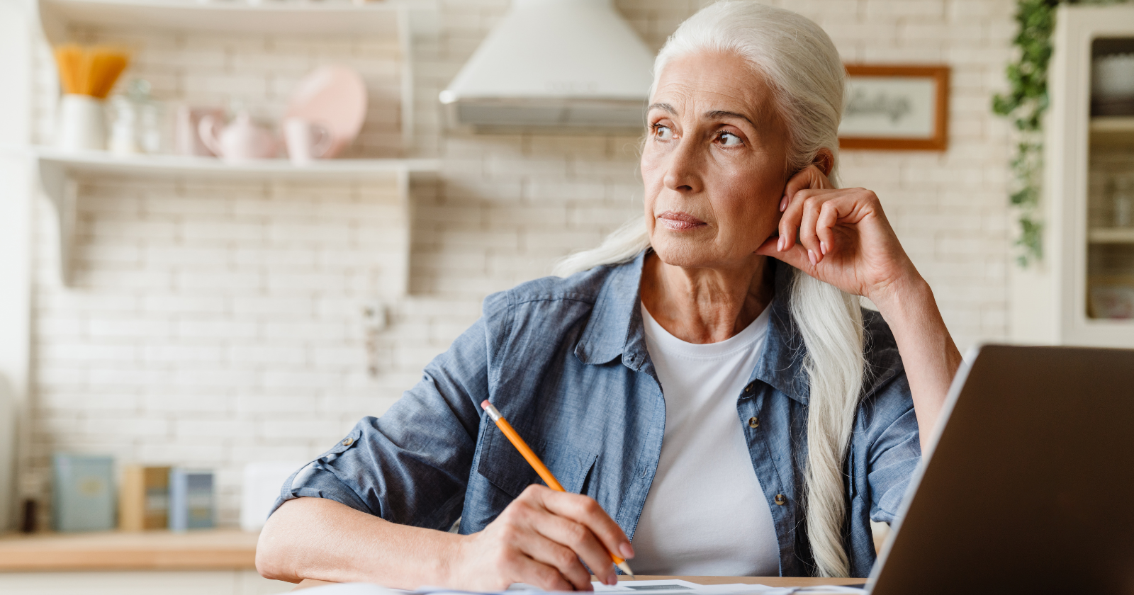 Saya berusia 70 tahun, dan hal yang saya sadari terlambat bukanlah bahwa saya seharusnya lebih sering bepergian atau bekerja lebih sedikit—melainkan bahwa saya menghabiskan empat puluh tahun menunggu izin untuk menginginkan sesuatu, padahal tak ada seorang pun yang akan memberikannya