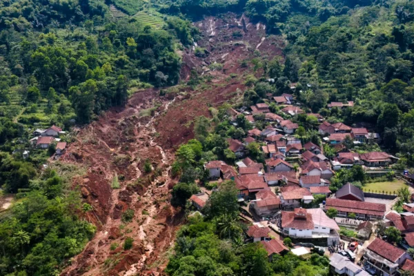 Tujuh orang tewas dan puluhan lainnya hilang akibat longsor di Bandung Barat, Indonesia