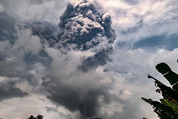 Gunung Ibu di Indonesia meletus lagi, memuntahkan lava panas dan kolom asap