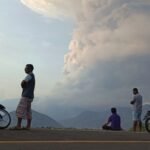 Gunung Lewotobi Laki Laki di Indonesia memuntahkan kolom awan panas yang menjulang tinggi