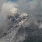 Gunung Merapi di Indonesia meletus, menimbun desa-desa dengan abu