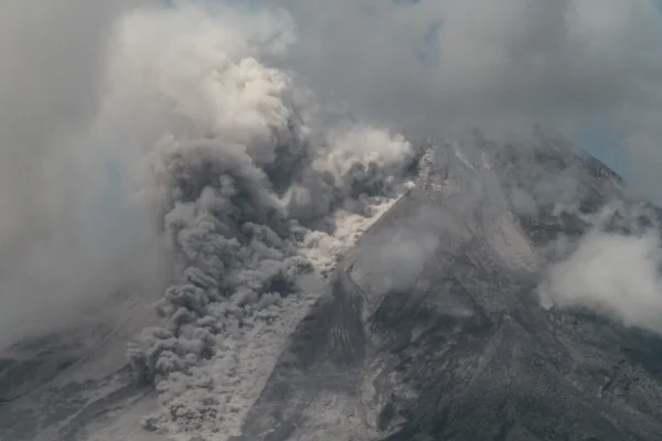 Gunung Merapi di Indonesia meletus, menimbun desa-desa dengan abu
