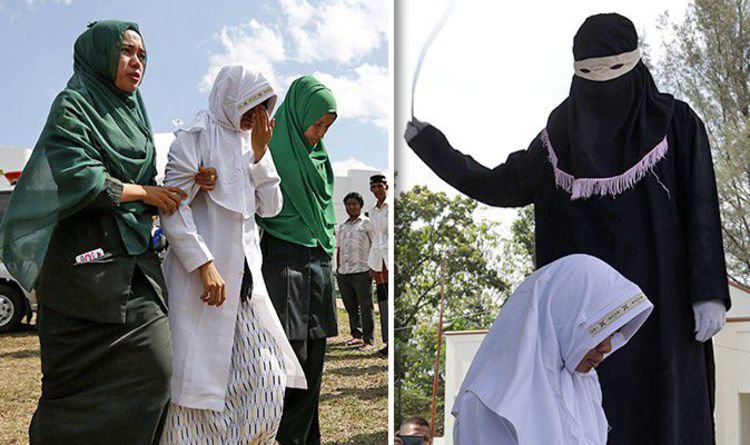 Hukuman berdasarkan hukum syariah - pelaku perzinahan dicambuk di depan umum di Indonesia
