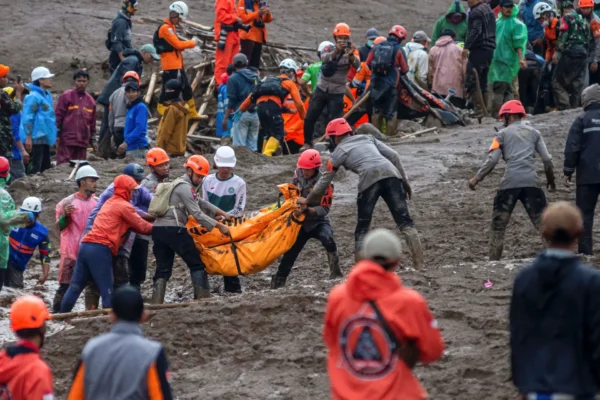 Indonesia melanjutkan pencarian terhadap sekitar 80 orang yang hilang setelah tanah longsor menewaskan 10 orang