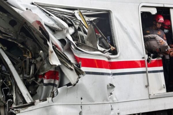 Kecelakaan kereta api di Indonesia: 14 orang tewas akibat tabrakan mengerikan antara dua kereta api