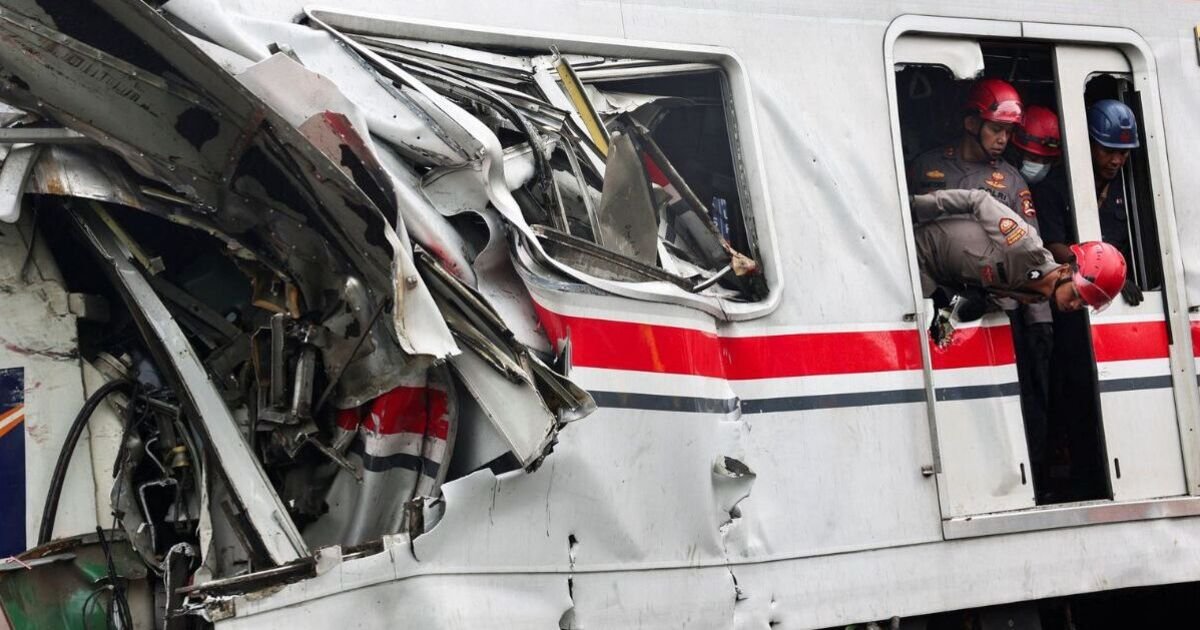 Kecelakaan kereta api di Indonesia: 14 orang tewas akibat tabrakan mengerikan antara dua kereta api