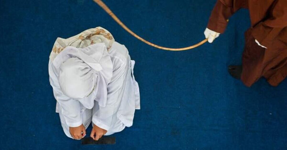 Kejadian mengerikan terkait hukum syariah: seorang wanita dicambuk di depan umum di hadapan kerumunan yang bersorak-sorai