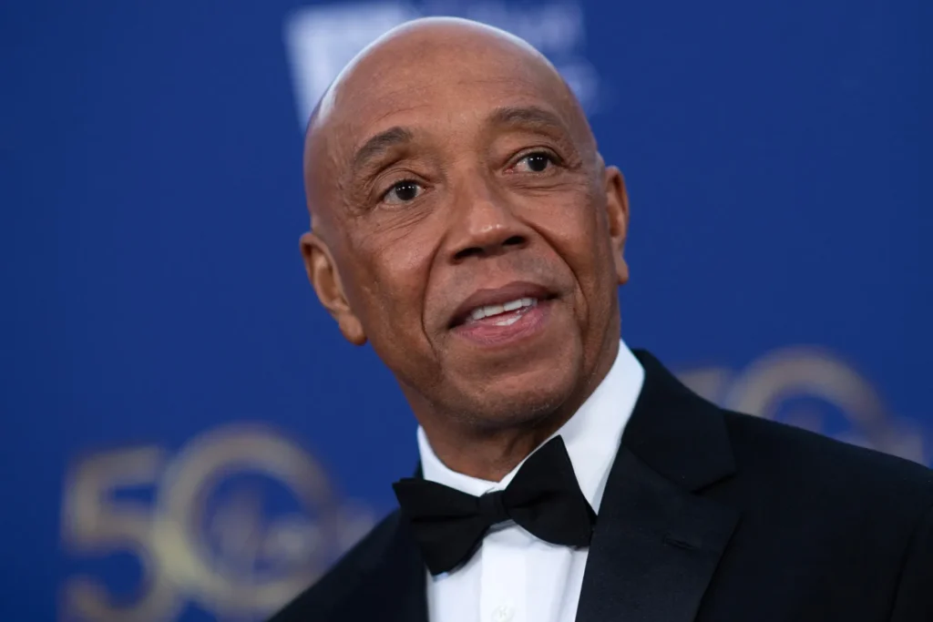 Pelapor kasus pemerkosaan yang melibatkan Russell Simmons membantah keras klaim bahwa ia telah 'pensiun' di Indonesia