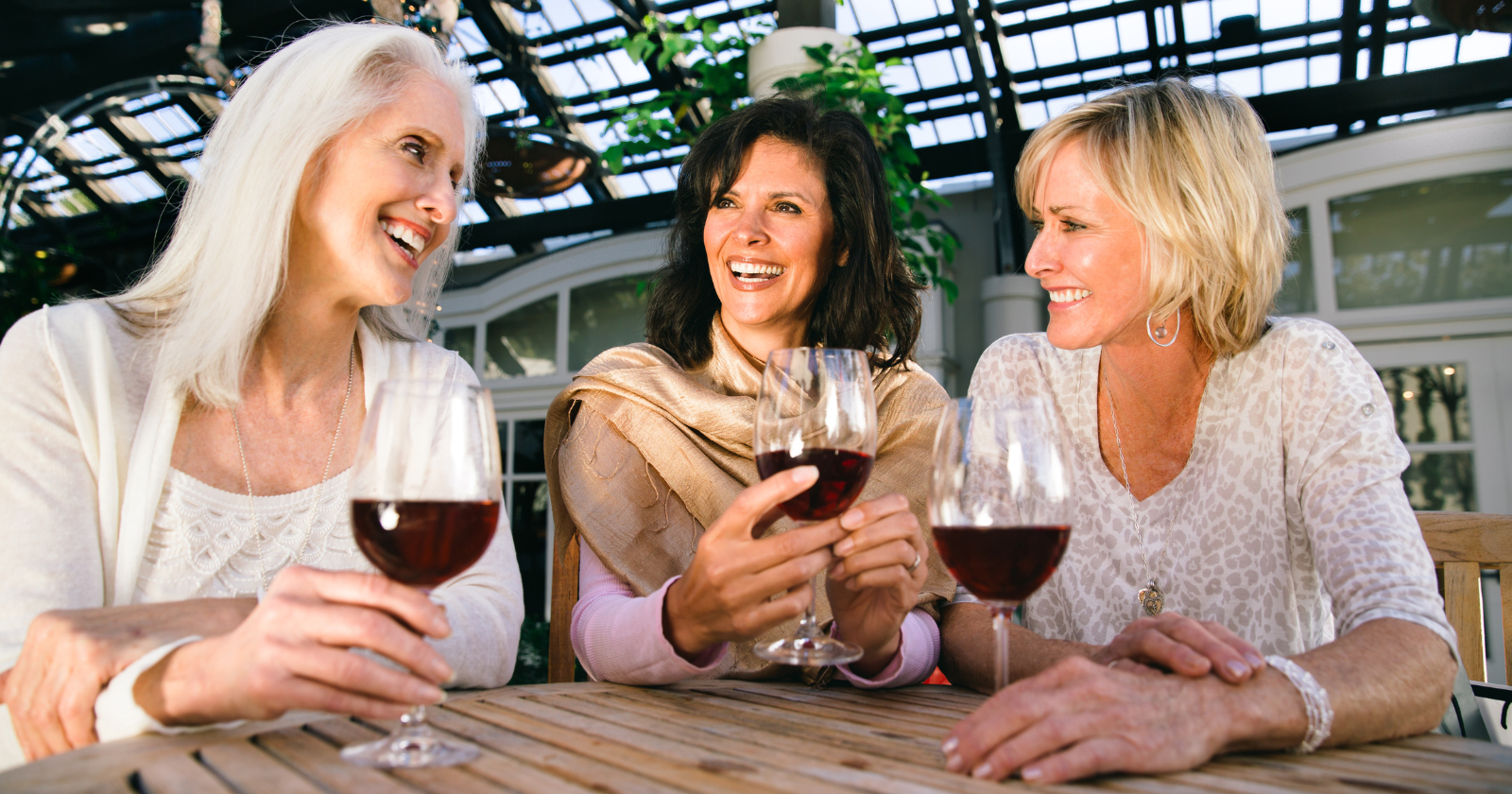 Saya memiliki tiga sahabat dekat, dan selama sebagian besar masa dewasa saya, saya selalu memiliki tiga sahabat dekat — orang yang berbeda di masa yang berbeda, tapi selalu tiga orang, selalu mereka yang telah melihat saya hancur dan tetap setia mendampingi