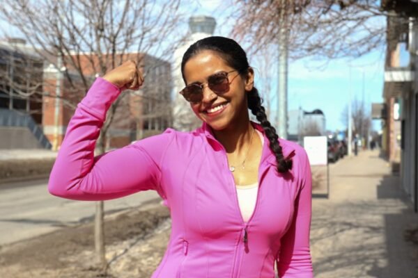 Wanita setempat ini mengajak Anda untuk menjalani gaya hidup aktif