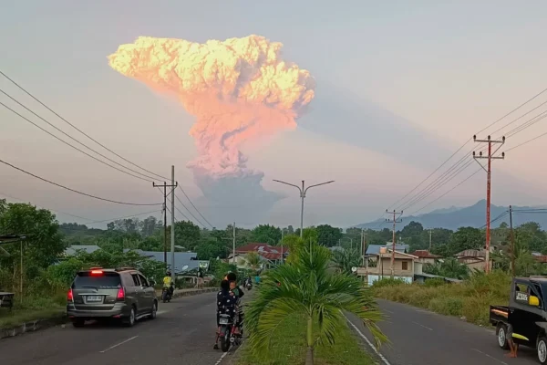 Gunung Lewotobi Laki-laki di Indonesia meletus, status siaga dinaikkan ke tingkat tertinggi