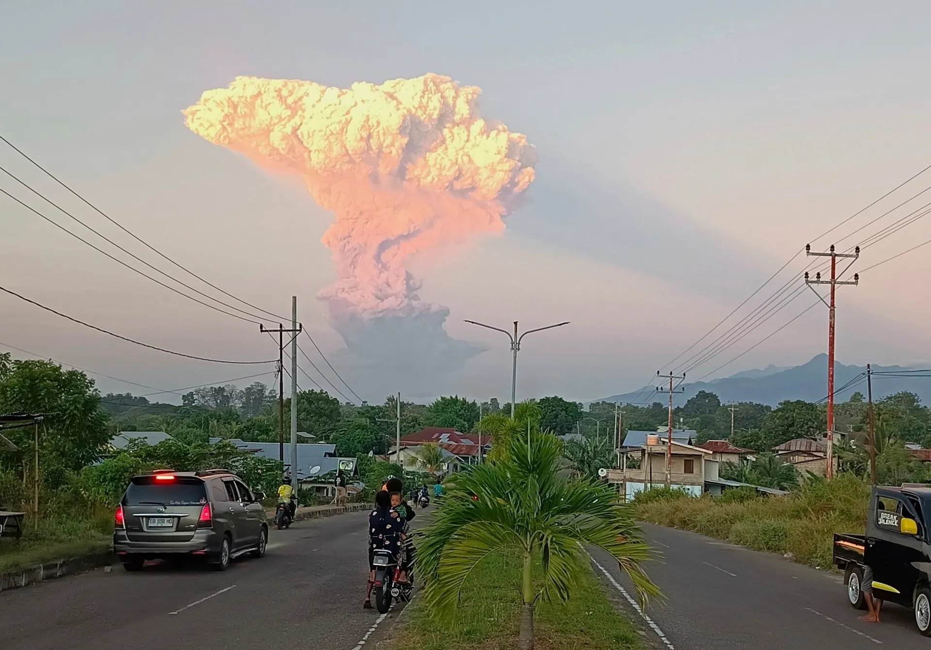 Gunung Lewotobi Laki-laki di Indonesia meletus, status siaga dinaikkan ke tingkat tertinggi