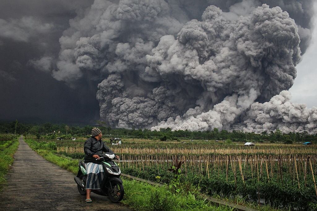 Gunung Semeru meletus di Indonesia, memicu evakuasi