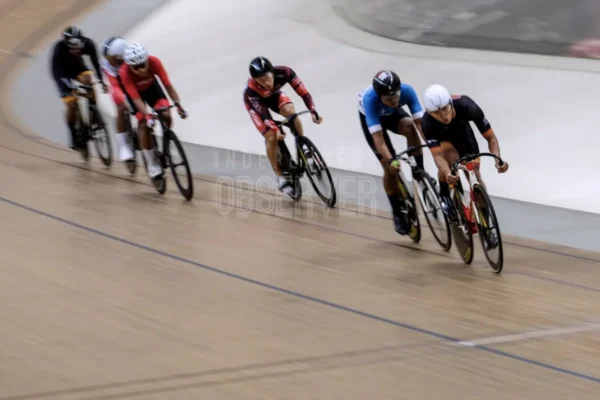 Para pesepeda berlomba dalam ajang Indonesia Track Cup di Jakarta
