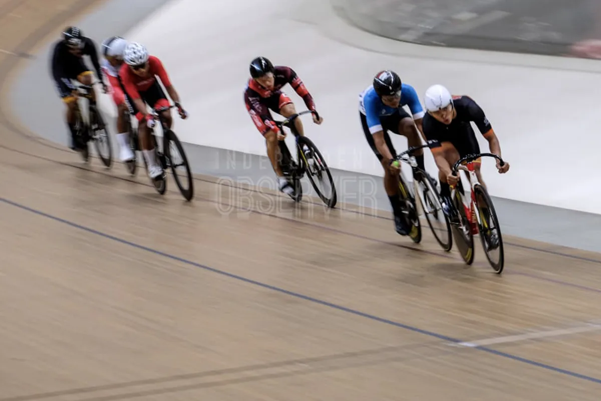 Para pesepeda berlomba dalam ajang Indonesia Track Cup di Jakarta