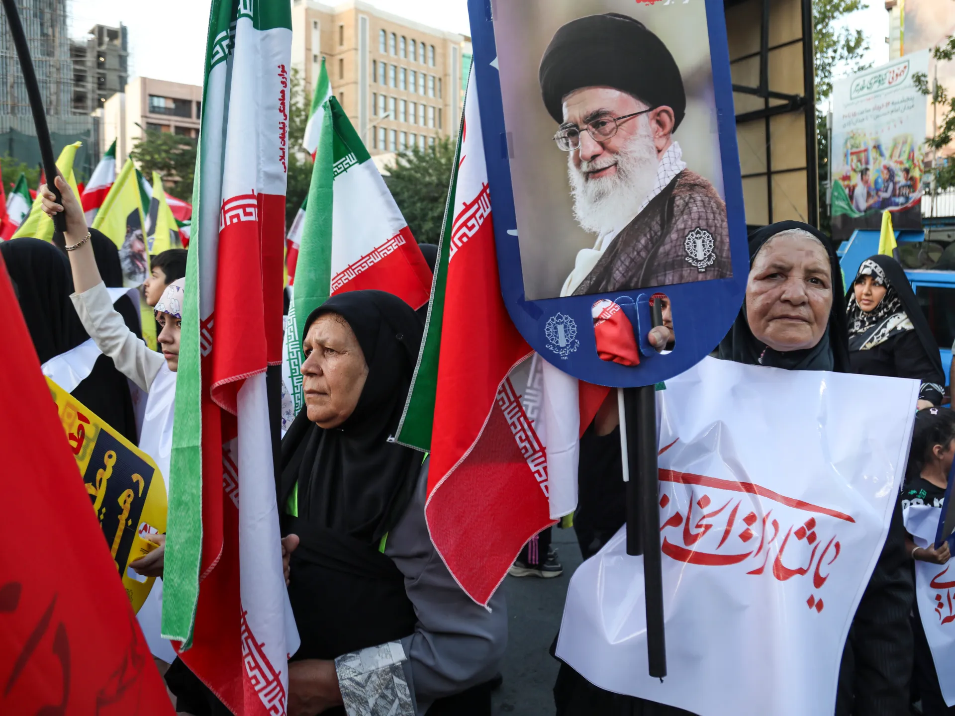 Dunia bereaksi saat Iran dan AS mencapai kesepakatan sementara untuk mengakhiri perang