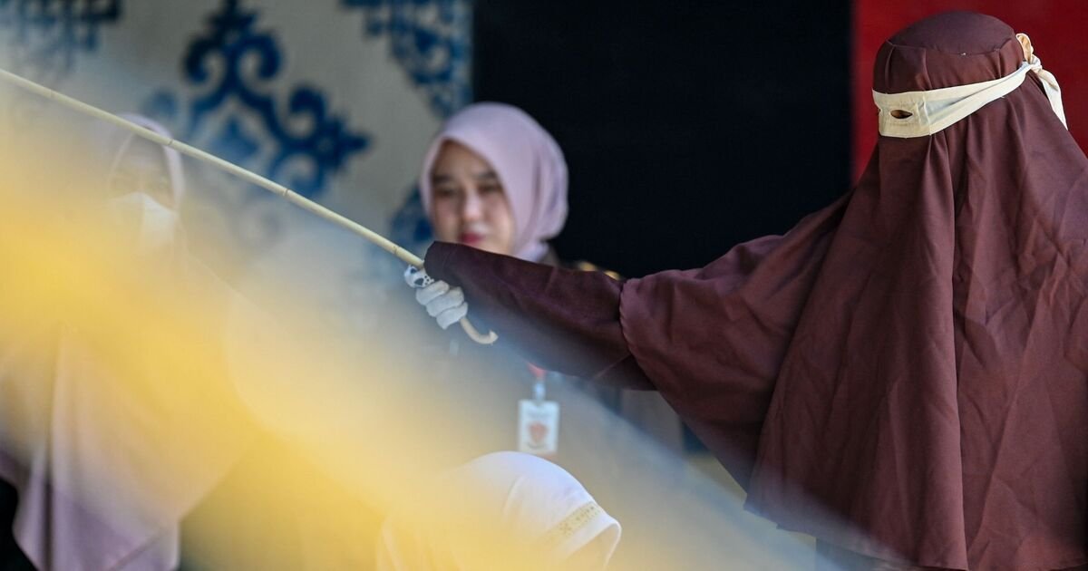 Kejadian mengerikan terkait hukum syariah: sepasang kekasih dijatuhi hukuman cambuk sebanyak 140 kali setelah melakukan hubungan seksual di luar nikah